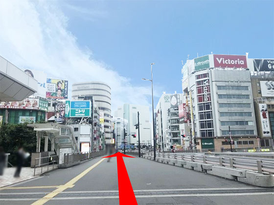 道なりに沿って100mほど直進します。