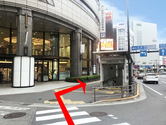 横断歩道を渡り、斜め右方向へ進みます。